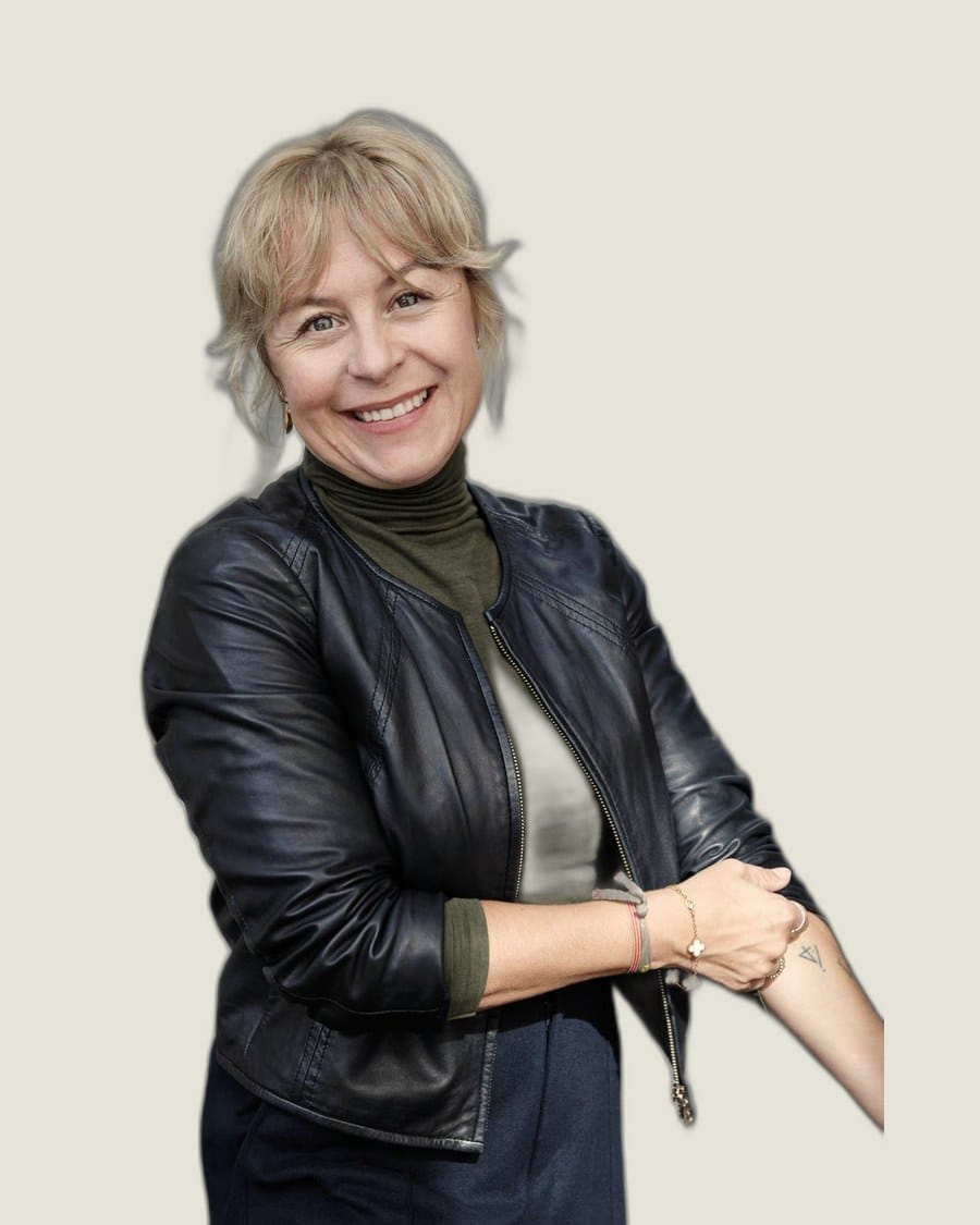 Lea Wernli mit verschraenkten Armen, laechelnd