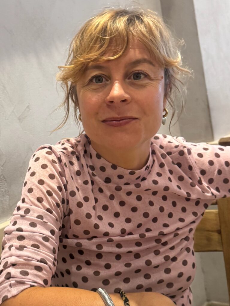 Lea Wernli, porträt lächelnd im Café